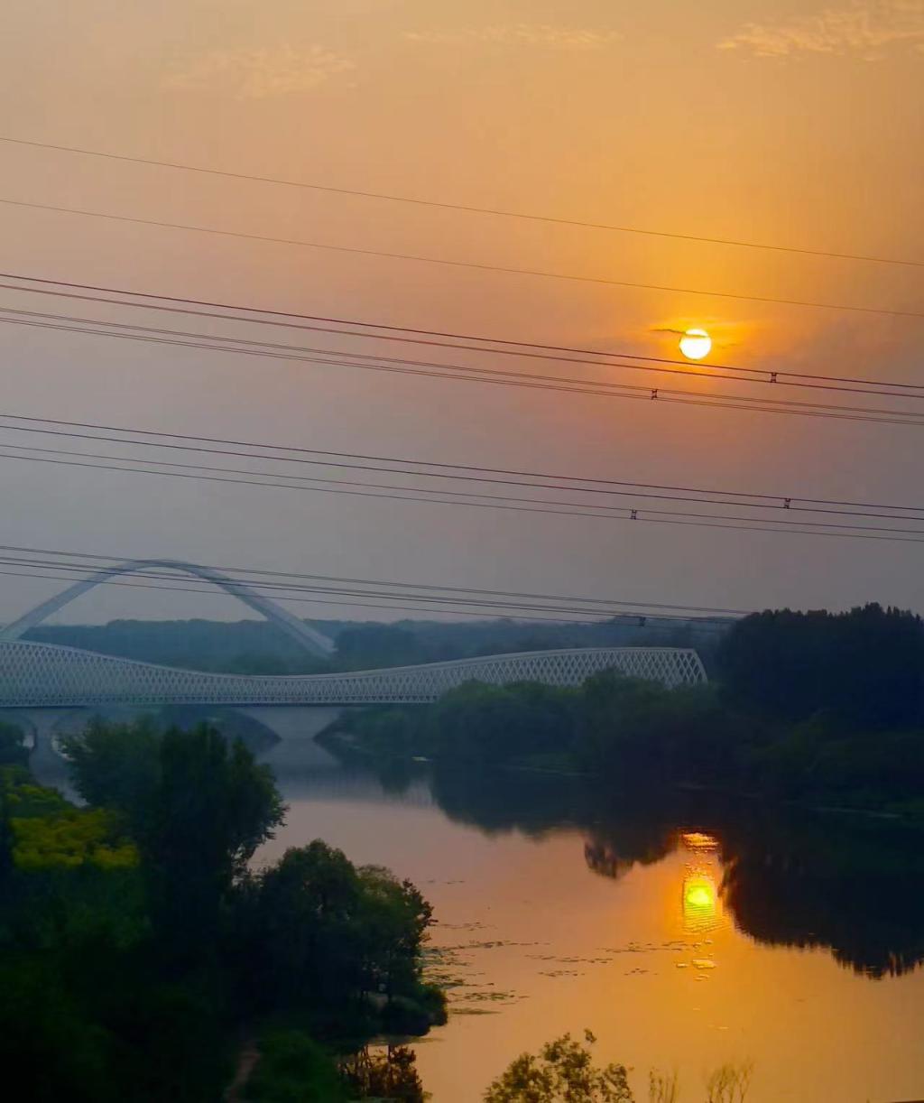 今天,美丽的晚霞再现北京,扮靓天空