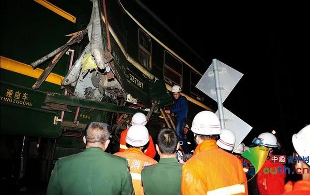 京广线列车司机因马蜂遮挡信号机发生重大列车追尾事故