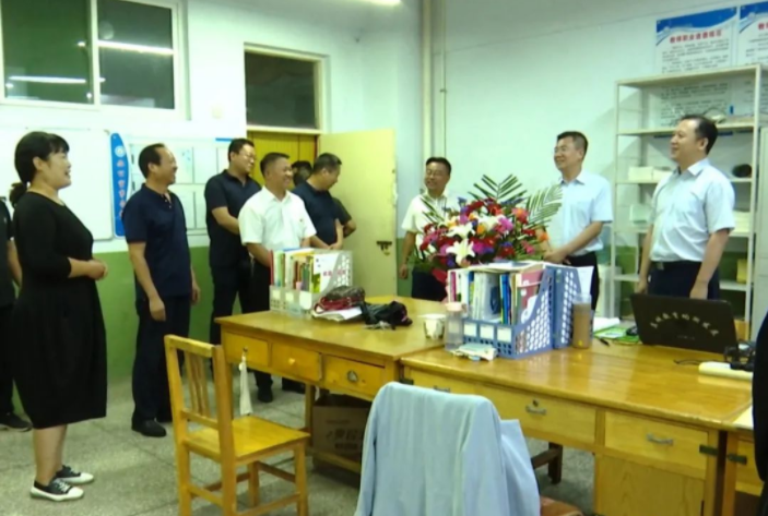 王渊慰问退休教师及一线教育工作者