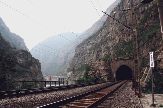 成昆铁路之长河坝火车站,被绝壁包围的隧道车站