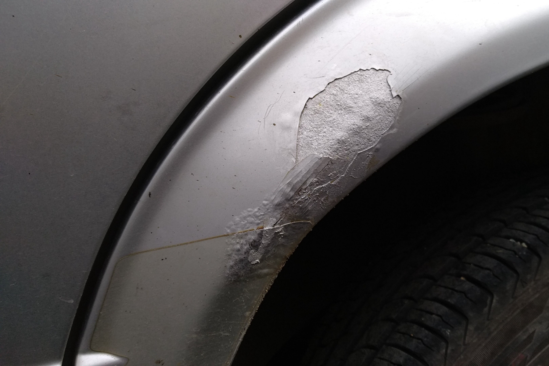 车漆裂小细缝怎么修补?怎么防止汽车车漆裂小细缝?