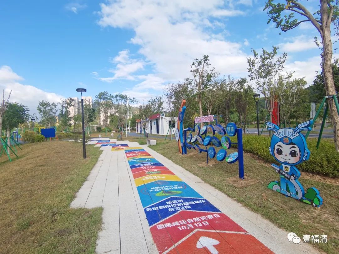 臨飛霞河公園,西接福清火車站,蒼霞村,東連東南村,與創業大道,迎賓路