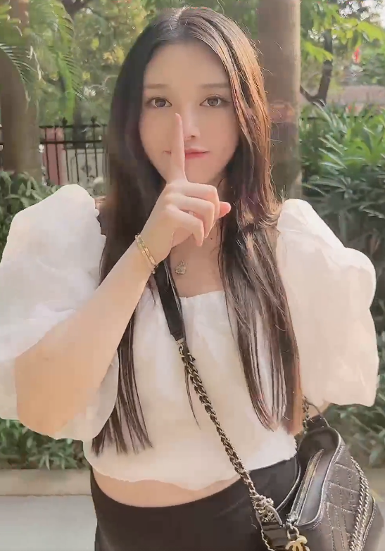 兜儿"带球"跳舞,150斤却穿泡泡袖,体型壮硕孕肚明显