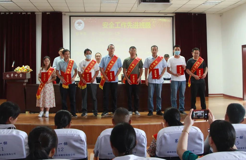 邳州市炮车中学召开庆祝第37个教师节表彰大会