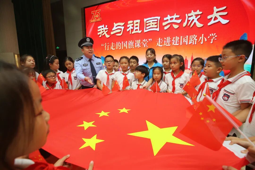 连云港公安:打造"行走的国旗课堂" 多维传递爱国情