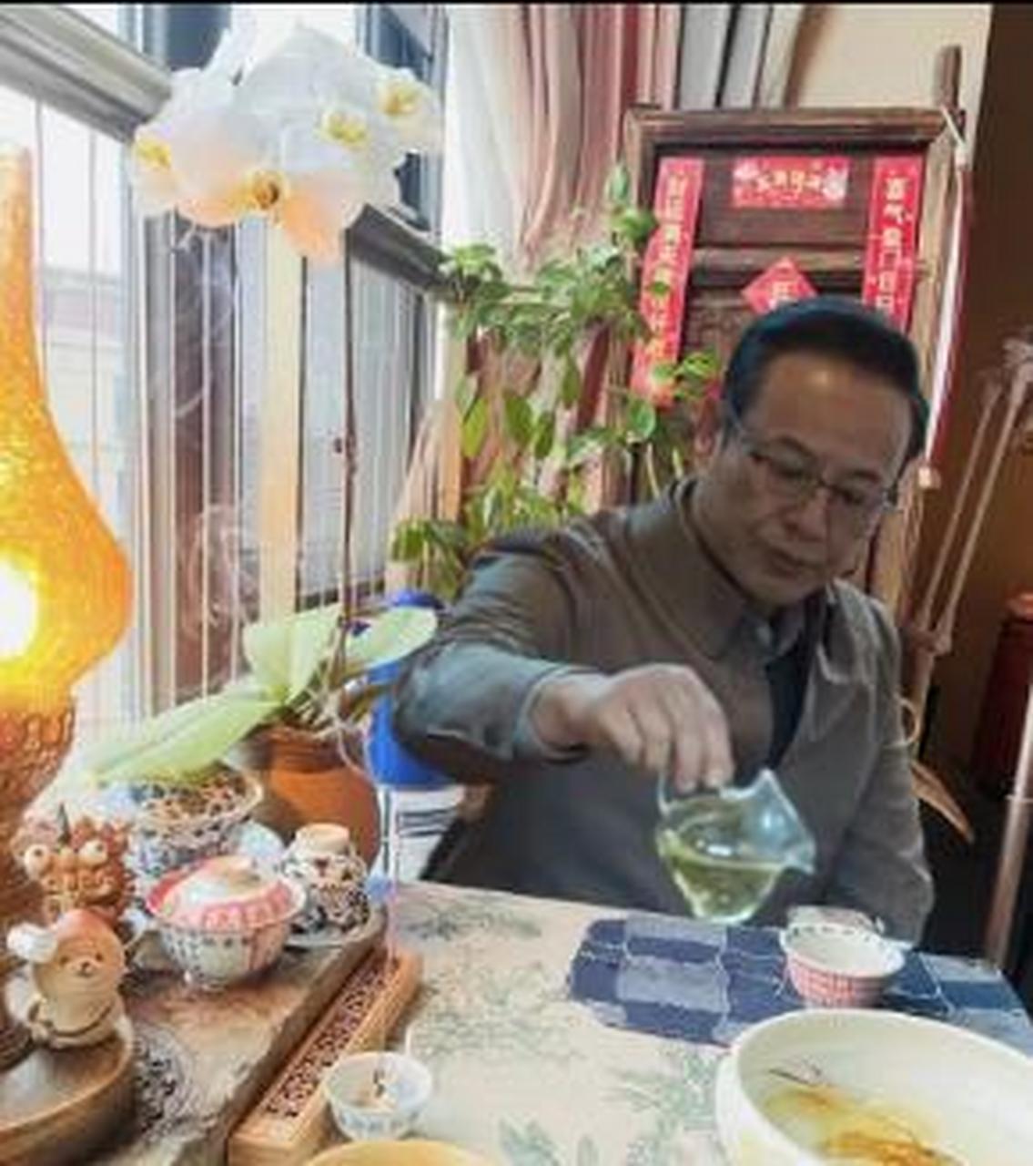 五一忙不赢,在家跟大哥喝茶呢