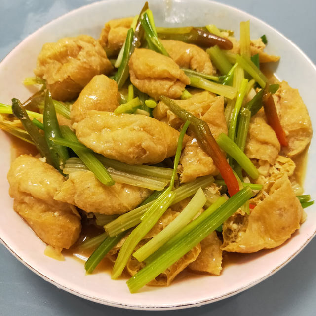 芹菜炒豆泡,家常小炒,美味下飯