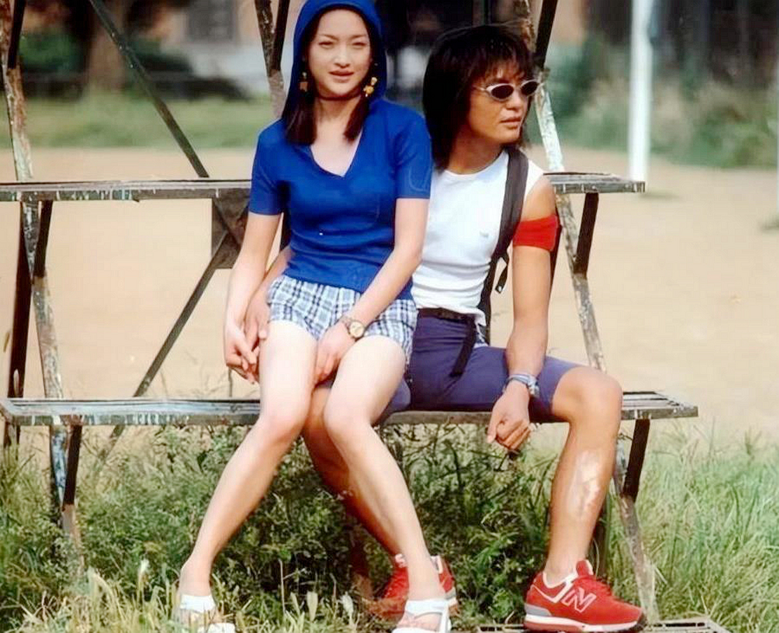 2000年周迅和朴树的亲密老照片,周迅坐在朴树腿上显得小而漏