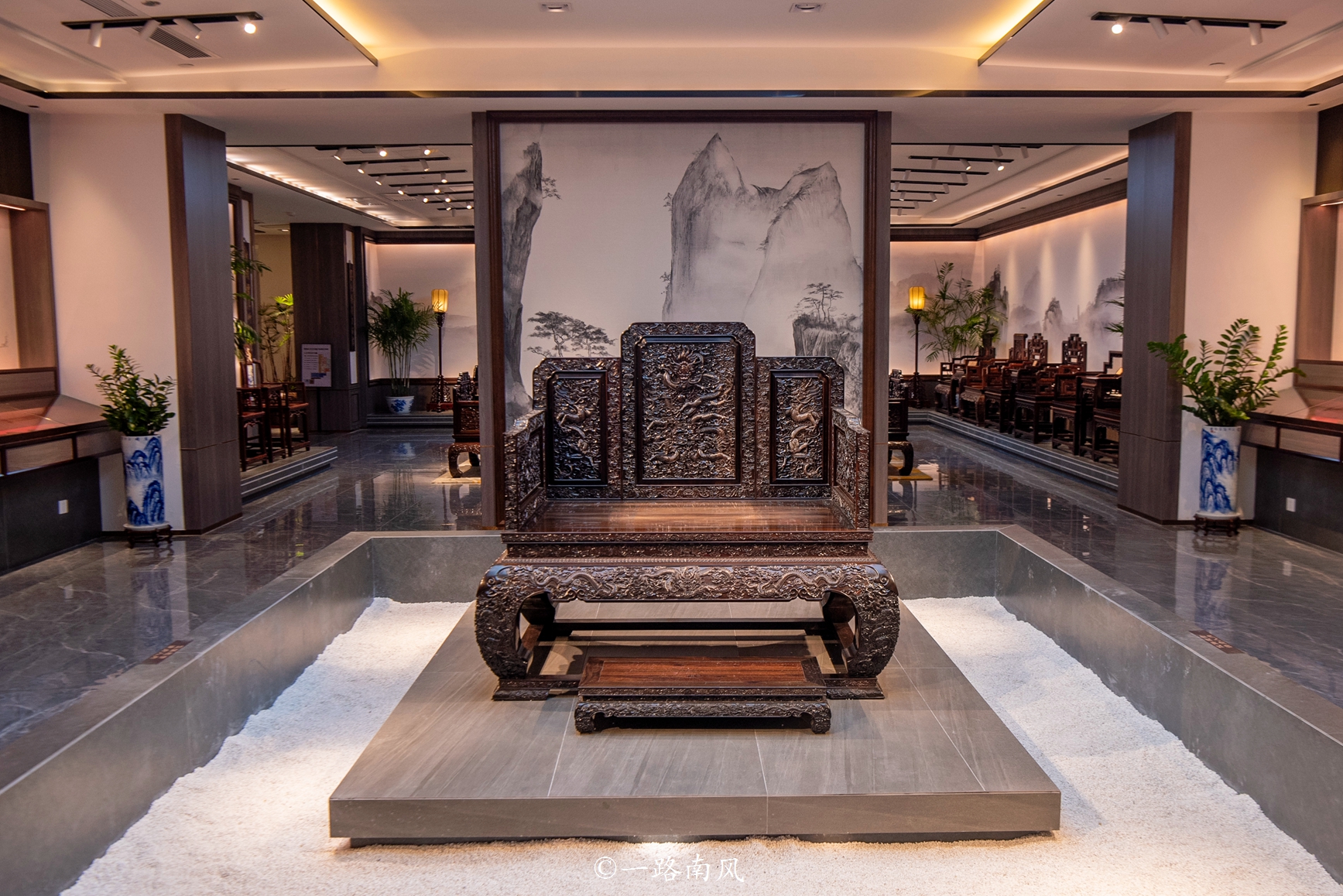 云浮这个地方真是不简单,一张床值1500万,随便一套家具几十万