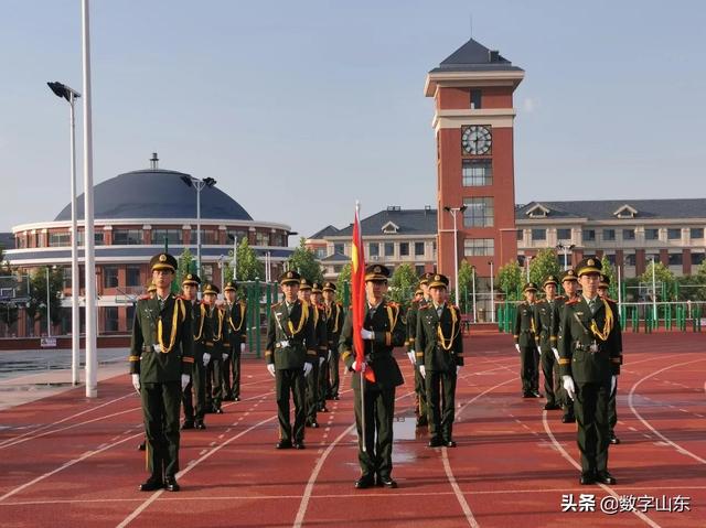 高考壮行一举"橙"功,金榜题名——莱西二中高考主题升国旗仪式纪实