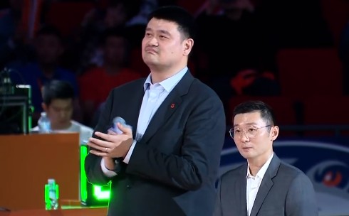 老队友,姚明亲临现场参加上海男篮为刘炜举行的球衣退役仪式