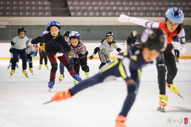 体验冰上飞翔,仅上海飞扬冰上运动中心,就有近30所中小学参与这项运动