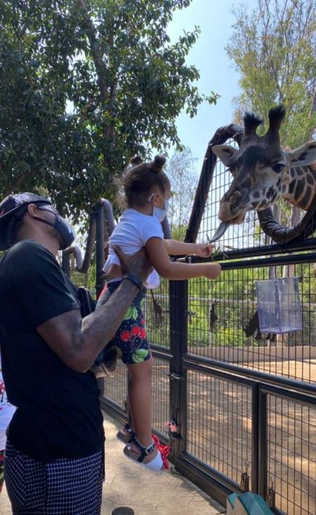 乔治女友晒照全家逛动物园 泡椒抱女儿喂食长颈鹿