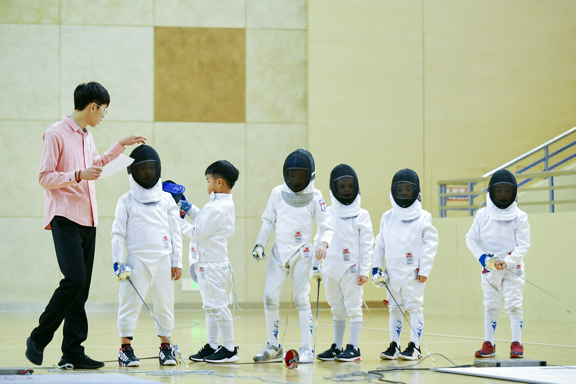 练习击剑的孩子们.