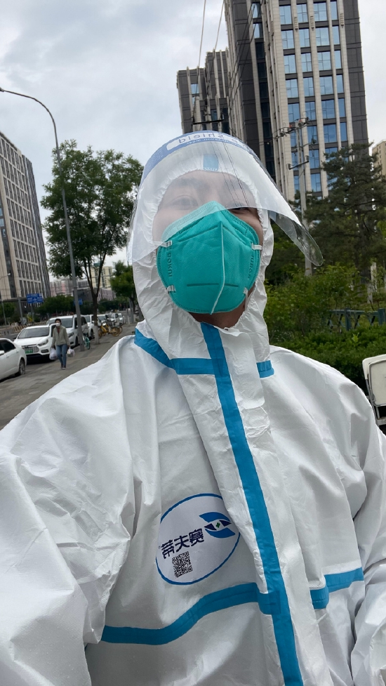周觅在北京当志愿者 晒照为抗疫加油
