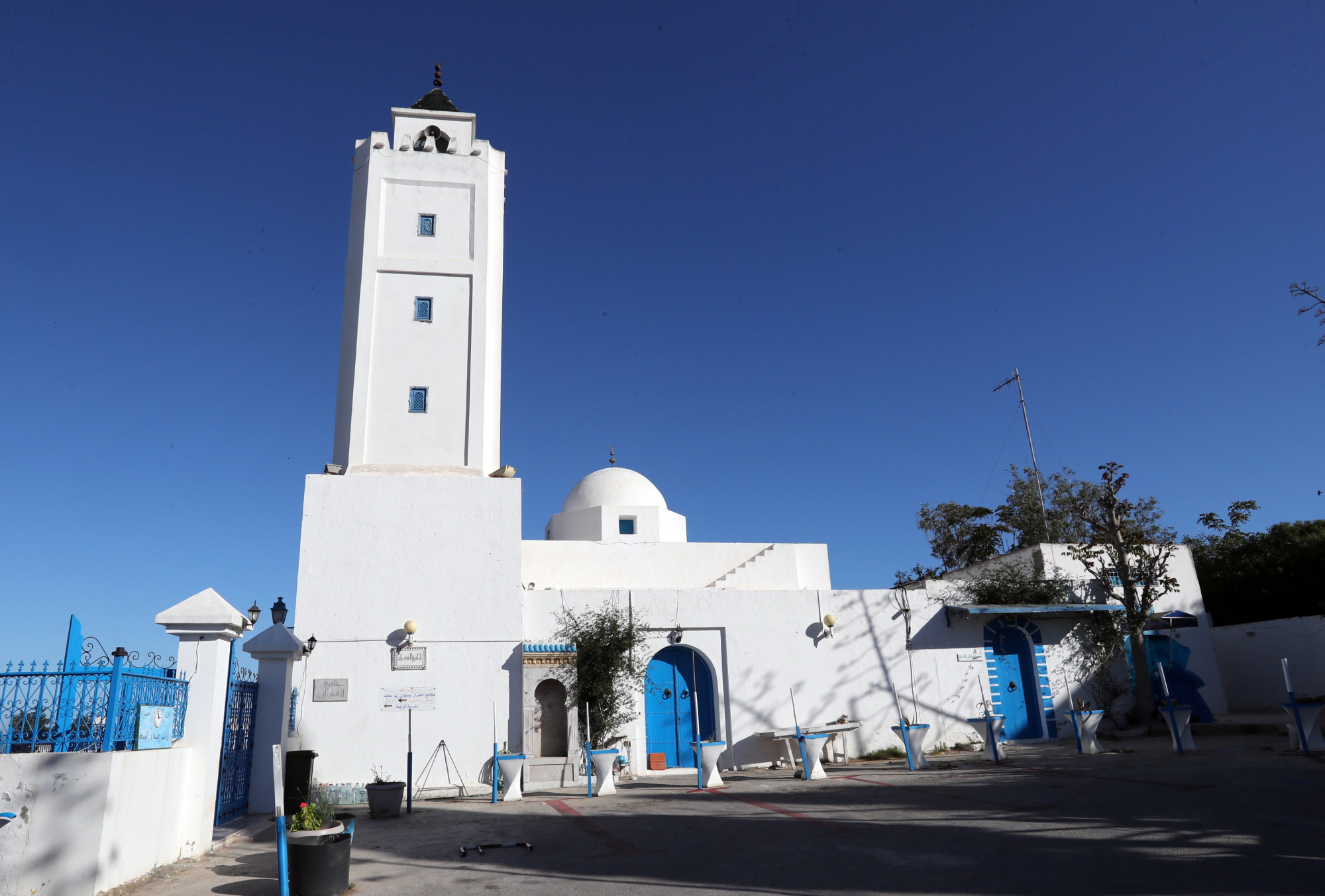 (2)冷清的"蓝白小镇"