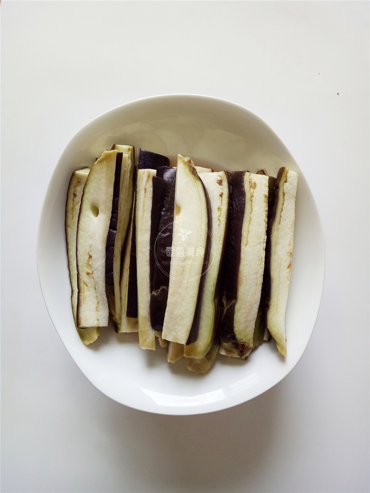 6,将茄子摆盘,蒸碗里的茄子汁不要倒掉