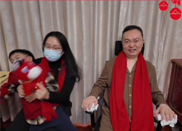 蔡磊一家三口发拜年视频 网友：看着状态有好转 希望奇迹发生
