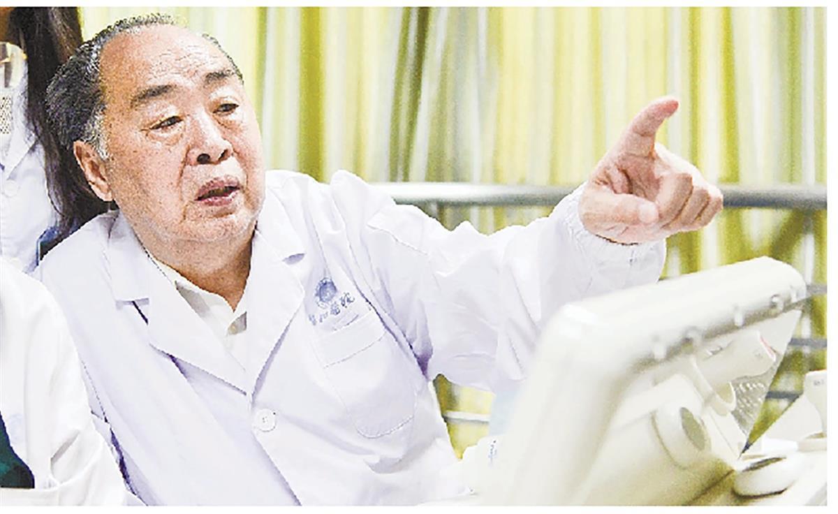 了超声医学科的检查室,放下提包,换上白大褂,和年轻医生一起静候病人