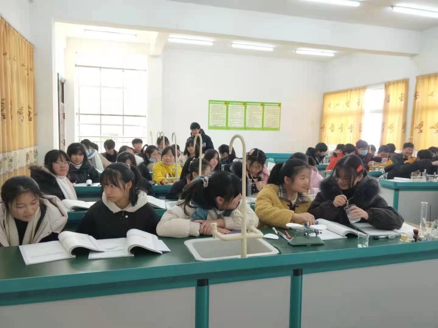 市周潭中学开展理化生分组实验教研活动