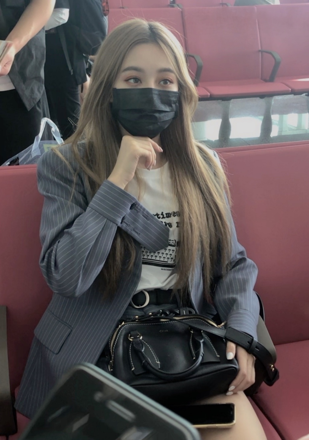 徐艺洋机场生图被曝光,在路人镜头下的身高,确定有171厘米?