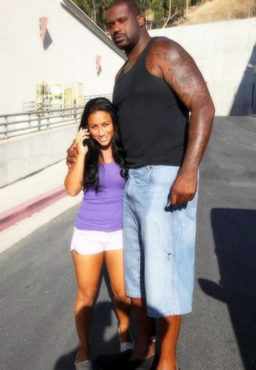 奥尼尔被称为"大鲨鱼".他是一个真正的大个子,身高2.