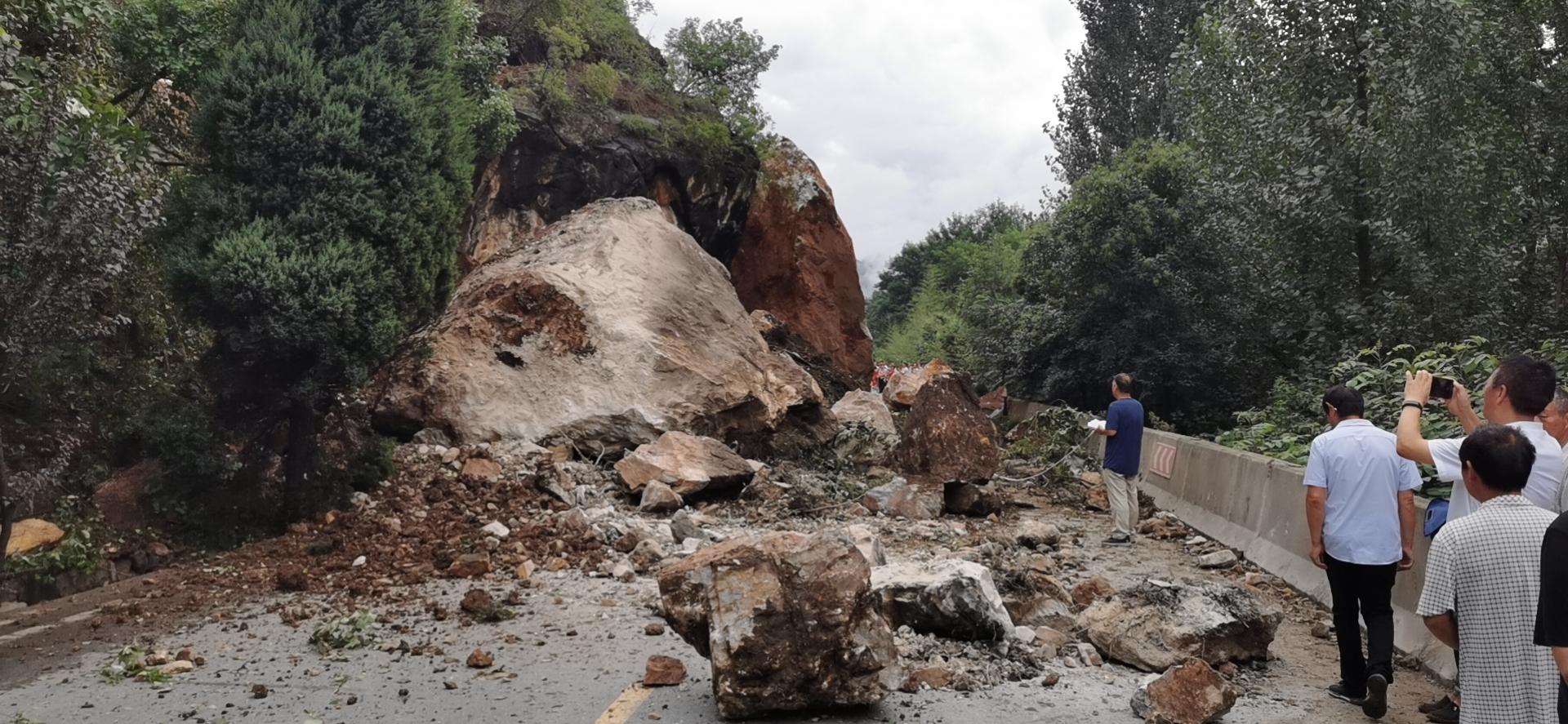 山体塌方国道受阻 西峡民警紧急抢险保畅通