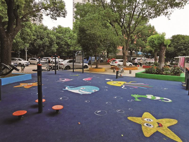 居民齐动手 小广场"大变身"