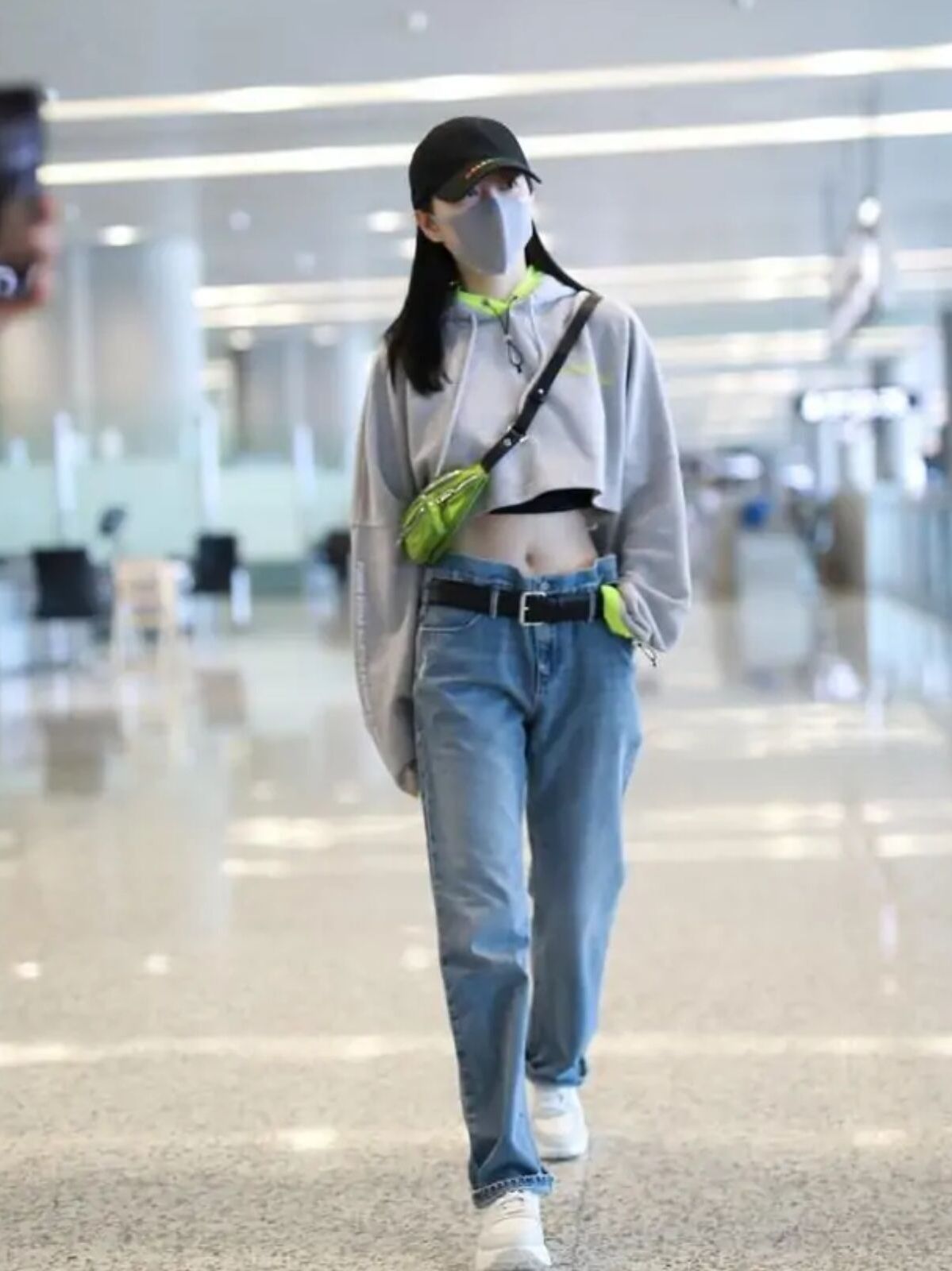 景甜厉害了,穿露脐装甜美又性感,"豆腐腰"更抢镜