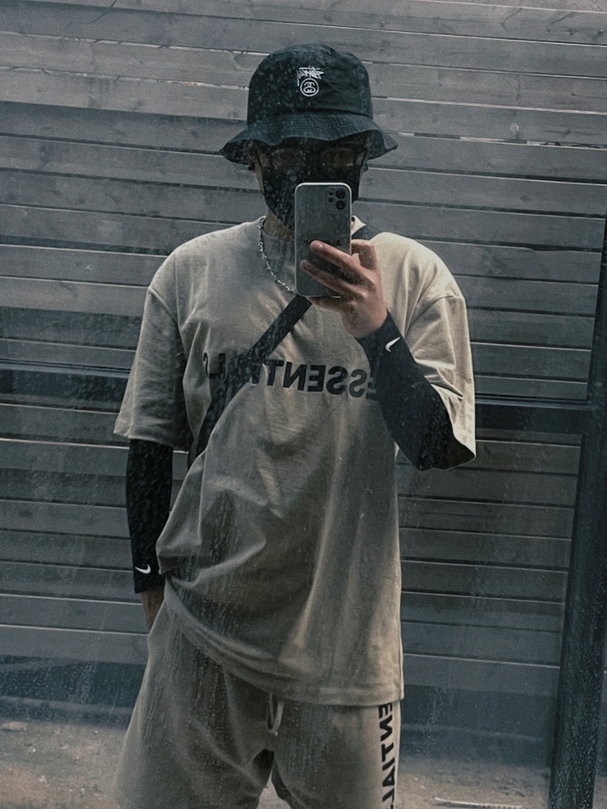 郭春雨晒自拍,fog套装搭配stussy渔夫帽难掩帅气,潮味十足