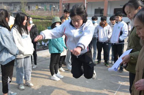 点燃运动激情 放飞青春梦想—南充市东观初中第二十届"白塔中学杯"