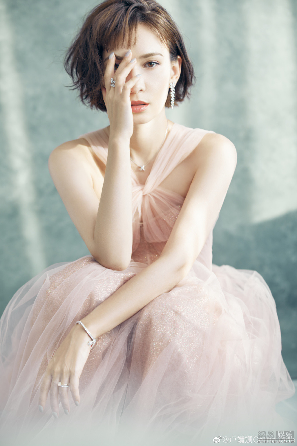 卢靖姗短发配粉纱裙又甜又酷 回眸秀侧颜魅力十足