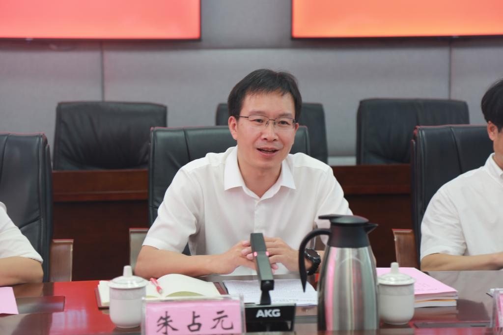 农业农村厅副厅长卿足平一行来校调研