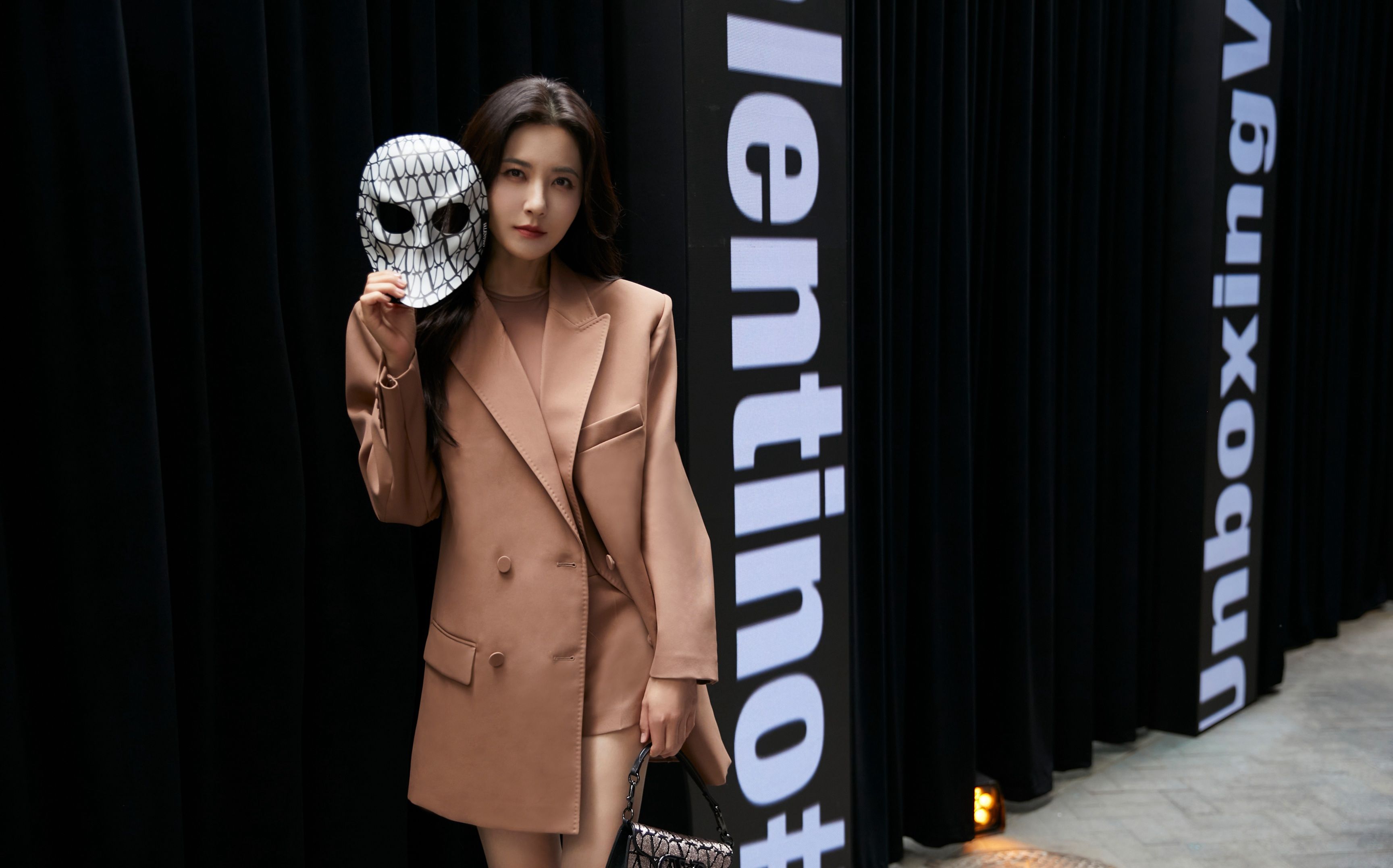 曾黎灰色职业装大长腿性感写真