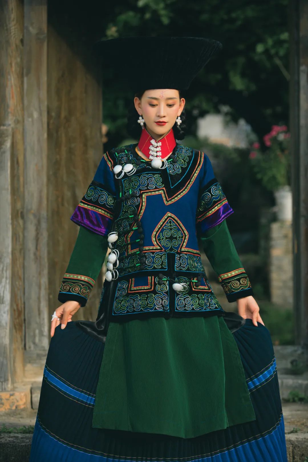 彝族女性服饰图片