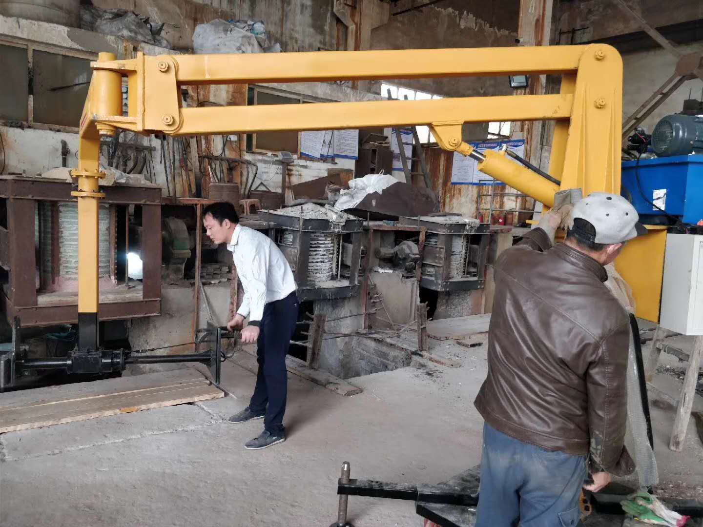 铸造车间代替人工端铁水的炉前机械手