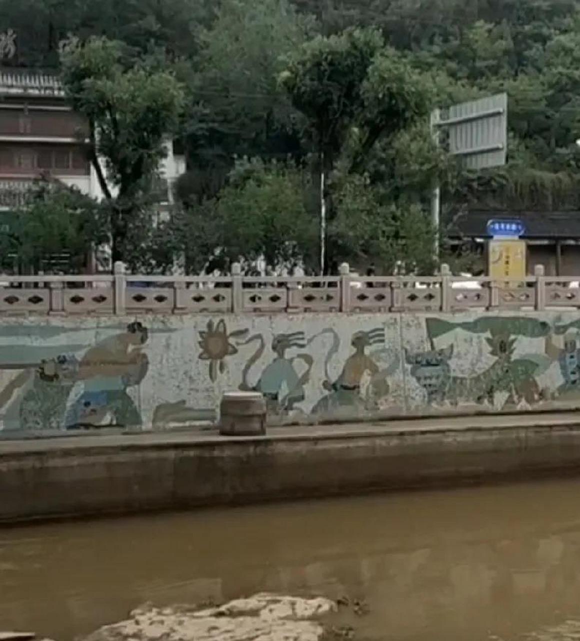 近日,一位到博山旅游的外地游客看到孝妇河两岸的壁画不禁发出阵阵