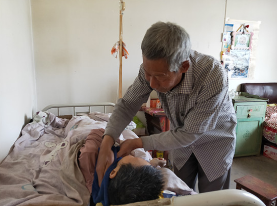 爱的最好诠释 "最美丈夫"唐金生守护瘫痪妻子十余载
