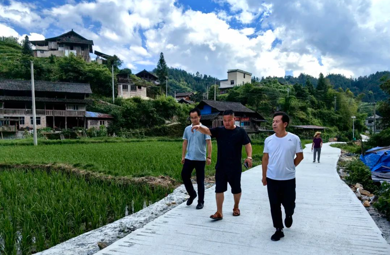 罗朝明深入联系村调研指导办实事