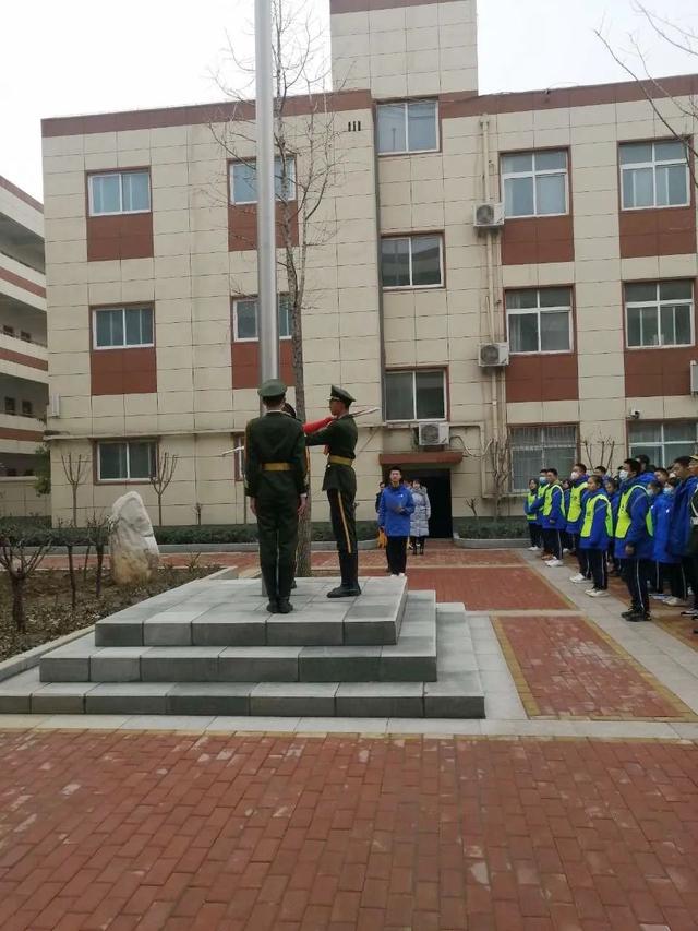 挺膺担当,实干实学—郑州市第二十中学下学期第一周升旗仪式掠影