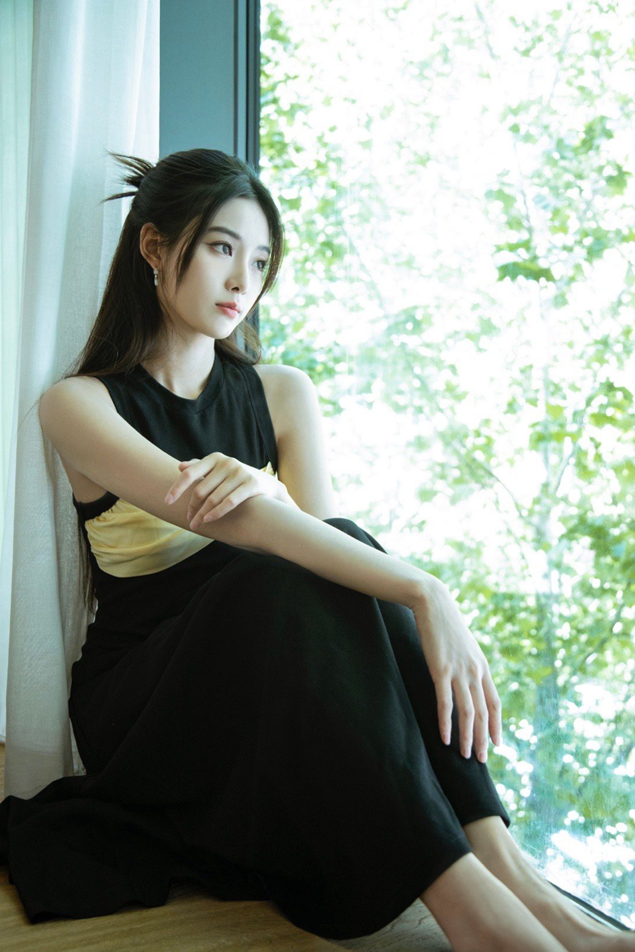 徐艺洋吊带连衣裙长发飘飘写真