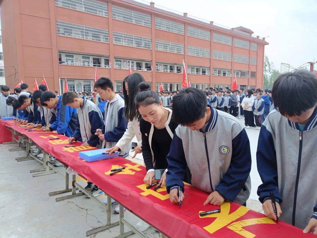 明港一中开展法治安全教育暨防溺水千人签名活动