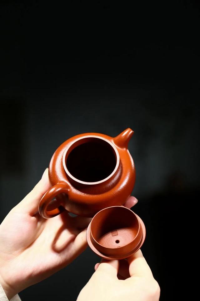 「掇球」原矿皱皮朱泥,容量230cc,作者范宏云