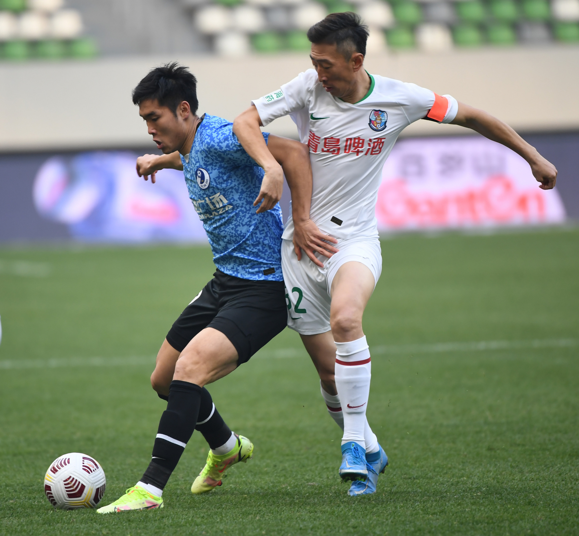 足球——中超:大连人胜青岛(2)