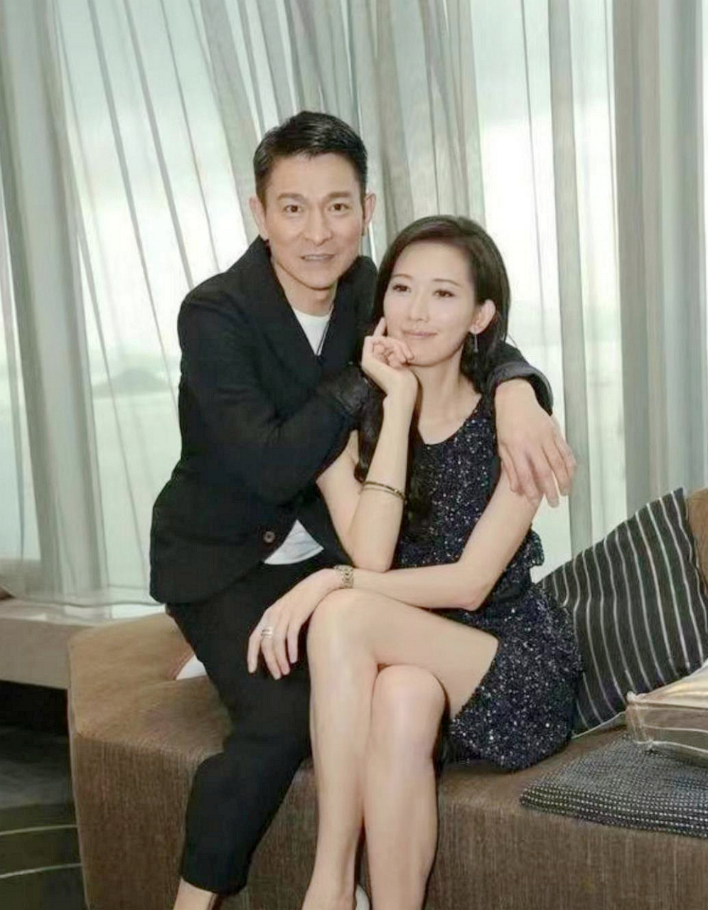 61岁的华仔与林志玲合影,不羡慕美女.