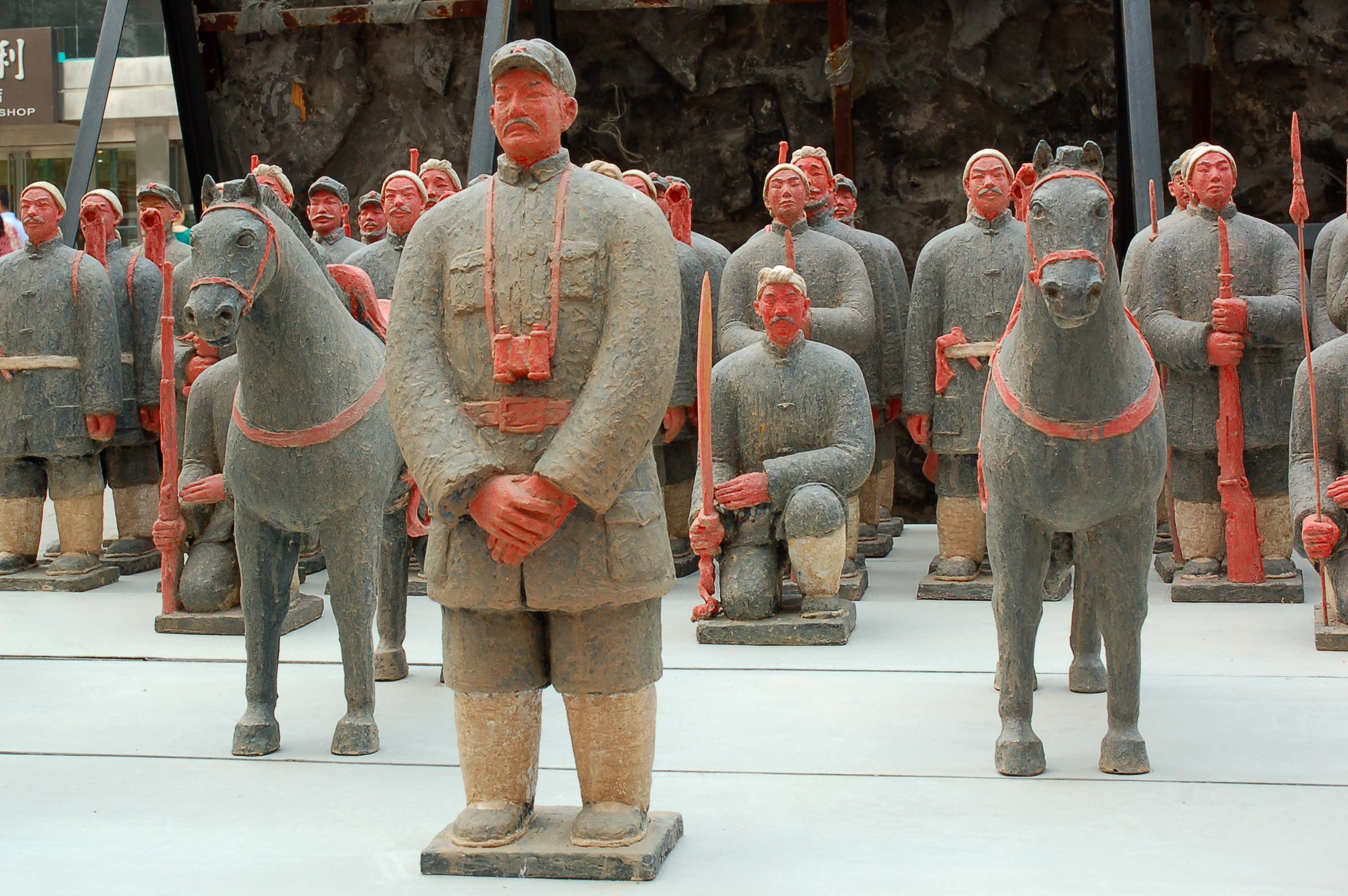 北京王府井抗日战争纪念雕塑展之八路军新四军的军民抗战