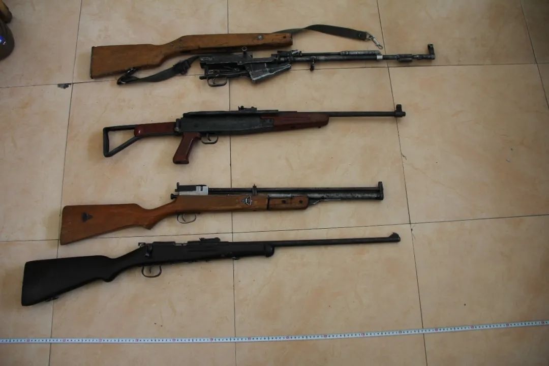南岔县法院:持枪狩猎,私藏炸药,倒卖熊掌,六名被告被诉开庭