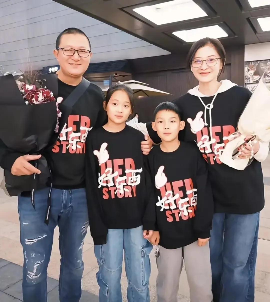梅婷为儿子追星飞杭州女儿获赠黄老板t恤49岁状态引关注