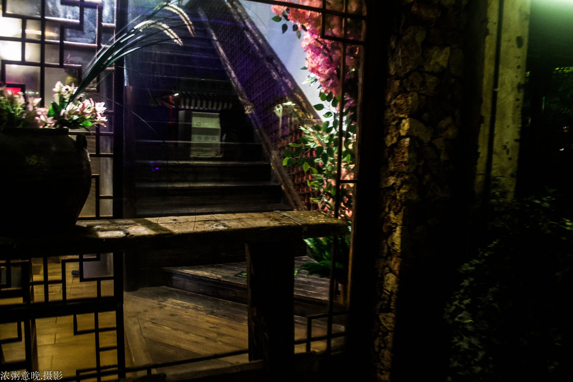 音乐鉴赏之江语晨《浪漫爱》:旋律偶尔响起,你却开始想起了谁