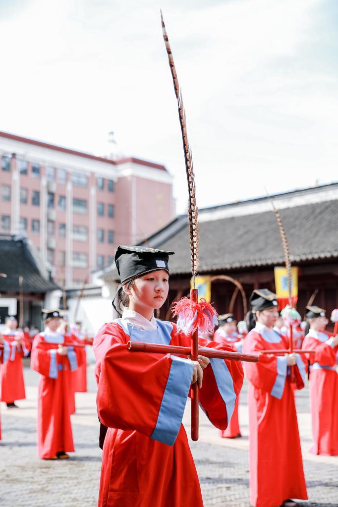 9月25日,上海学子以祭孔佾舞为活动开启序幕.新华社发